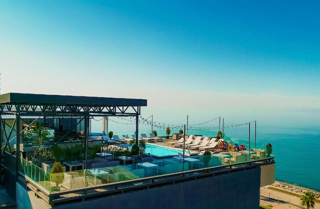 RoofTop Pool Hotel Batumi 4*